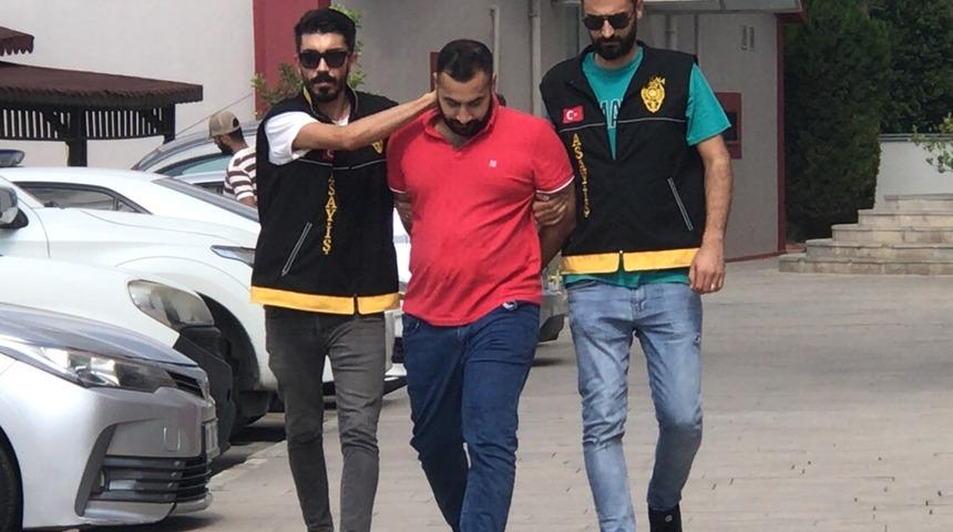 Adana'da bir kişiyi sokakta bıçaklayarak öldüren zanlı tutuklandı