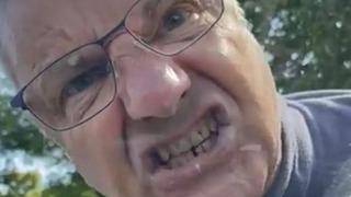 Trafikte kavga ettiler! Bir anda aracından inerek kadın şoförün cama yapışıp küfür etmeye başladı... O anlar saniye saniye kaydedildi