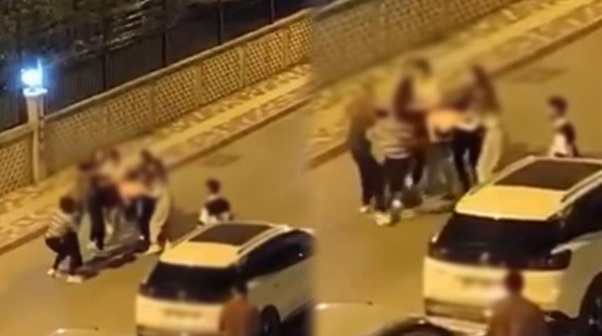 Yer: Bursa! Kadınlar sokak ortasında birbirine girdi, erkekler ise izledi