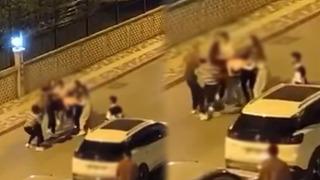 Yer: Bursa! Kadınlar sokak ortasında birbirine girdi, erkekler ise izledi