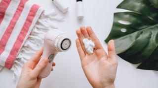 Yüz temizleme fırçası nasıl kullanılır, yüz temizleme fırçasına ne sürülür? Yüz temizleme fırçası işe yarıyor mu?