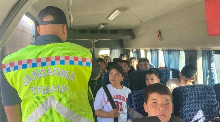 Jandarmanın trafik denetimlerinde 366 araca ceza uygulandı, 89 araç trafikten men edildi