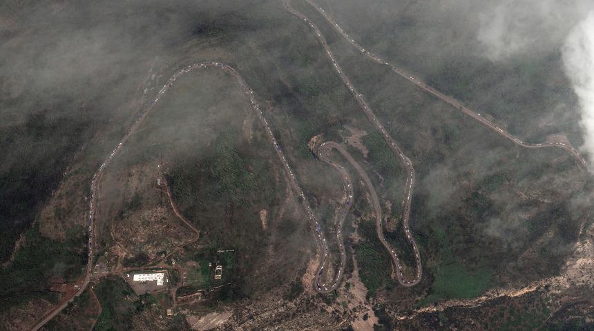 Azerbaycan'ın zaferi sonrası dikkat çeken görüntü! Uzun araç kuyrukları oluştu, sayıları 30 bine ulaştı... Sosyal medyaya damga vuran video