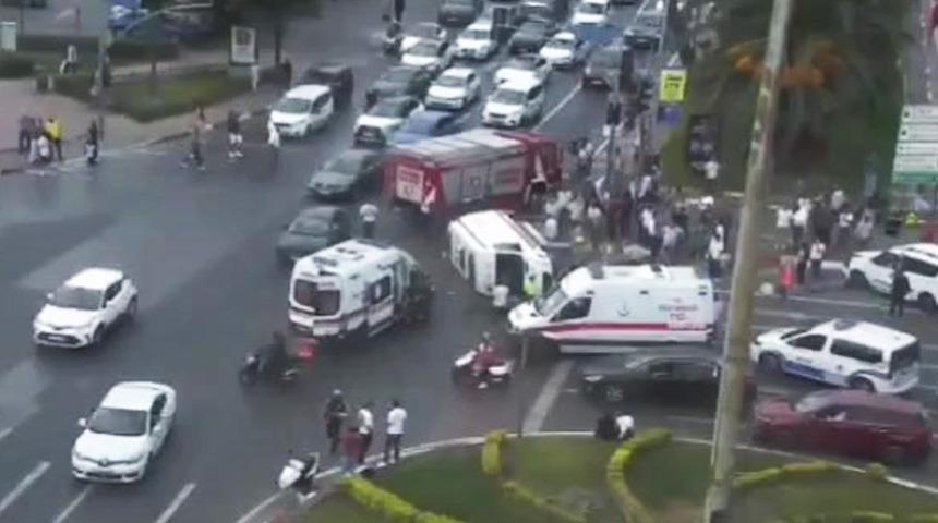 SON DAKİKA | İçinde hasta olan ambulans kaza yaptı! Yan yattı... Ekipler sevk edildi