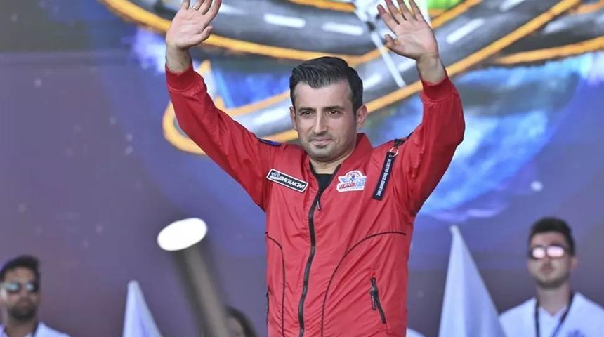 TEKNOFEST İzmir kapılarını açtı: Selçuk Bayraktar'dan gençlere mesaj: 'Dev bir dip dalgası olarak geliyor'