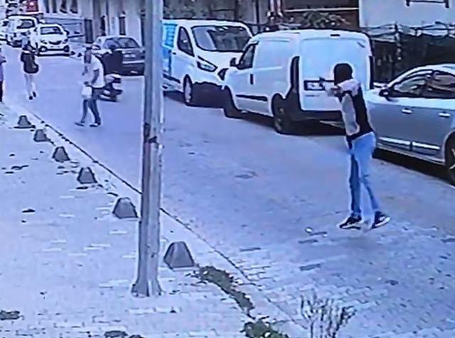 Küçükçekmece’de sokak ortasındaki silahlı saldırı kamerada