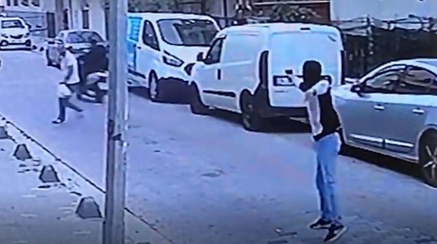 Küçükçekmece’de sokak ortasındaki silahlı saldırı kamerada