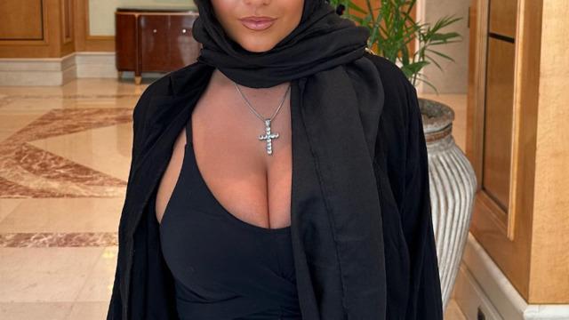 Sosyal medya fenomeni Apollonia Llewellyn'in dantel bluzuyla tarzı olay oldu! İç çamaşırı tercih etmeyince beğeni butonu çöktü