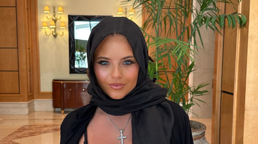 Sosyal medya fenomeni Apollonia Llewellyn'in dantel bluzuyla tarzı olay oldu! İç çamaşırı tercih etmeyince beğeni butonu çöktü