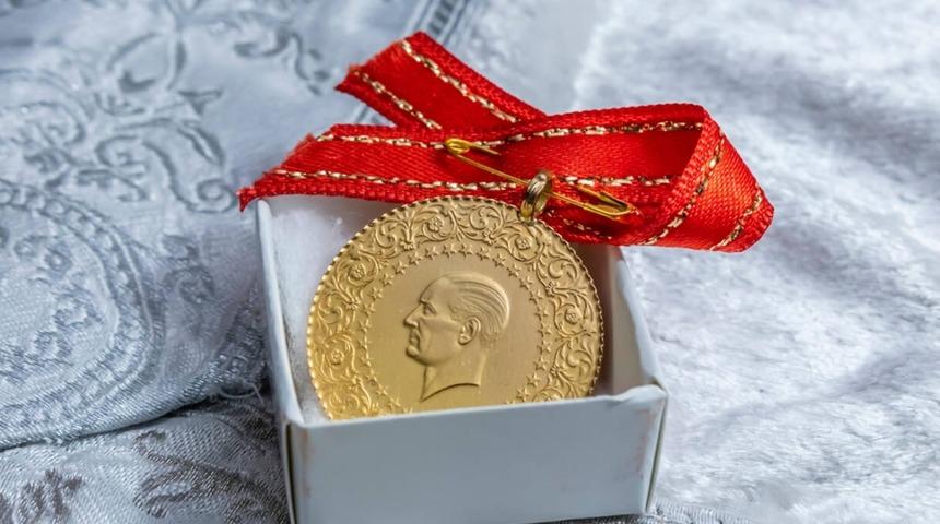 Son dakika: Gram altın yükselişte, çeyrek altın 3.000 TL’nin üzerine çıktı! Piyasalarda ‘savaş ateşi’ sönmüyor… Hazine Bakanlığı ve Darphane 2024’te devreye alıyor