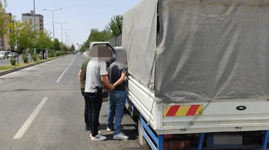Diyarbakır'da göçmen kaçakçılığı yapan 6 kişi tutuklandı