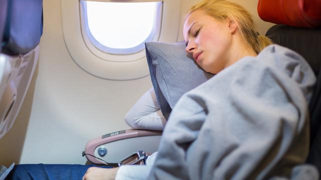 Bunu herkes yapıyor ama uçuş görevlisi uyardı! "Uçakta uyumayın"