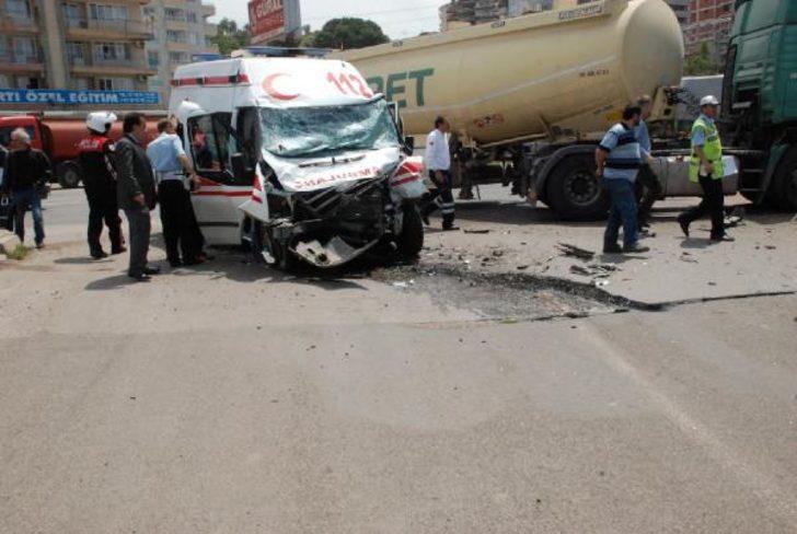 Ambulans yakıt tankeriyle çarpıştı: 5 yaralı