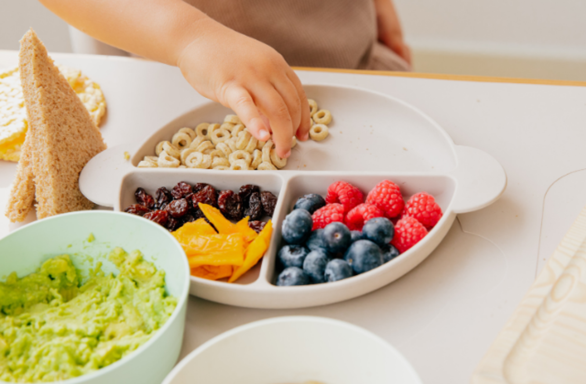 Kolay taşınabilir olmasıyla ebeveynlerin gönlünü fetheden bebek yemek takımları