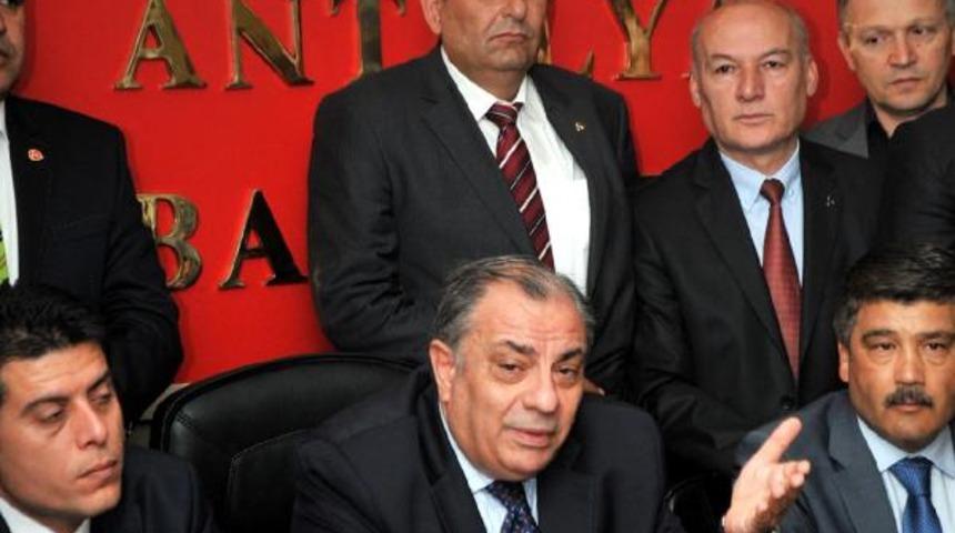 Türkeş: AKP'nin Türk bayrağı ile işi olmaz