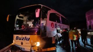 Afyonkarahisar'da tırla yolcu otobüsünün çarpışması sonucu 4 kişi yaralandı