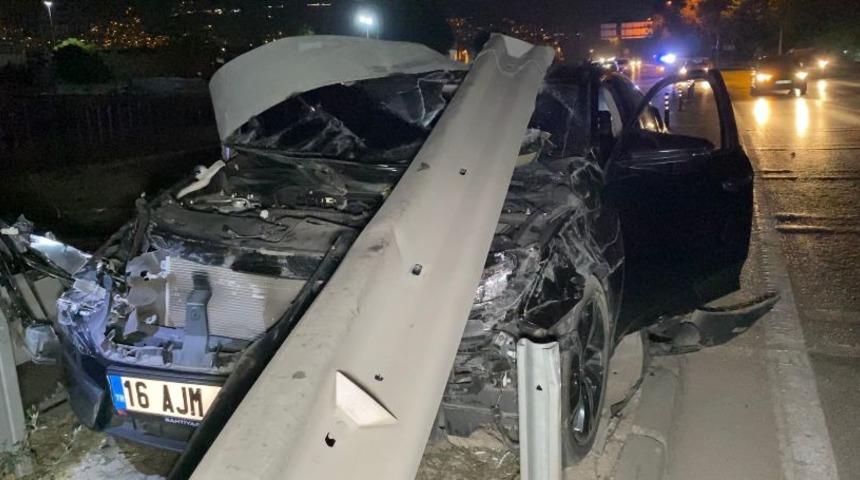 Bursa'da bariyerlere çarptıktan sonra otomobili terk eden sürücü aranıyor