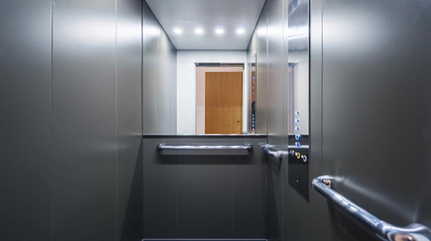 Asansörde mahsur kaldığı sürenin parasını maaşından kesti! Patronun hareketi sosyal medyada gündem yarattı 