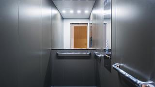 Asansörde mahsur kaldığı sürenin parasını maaşından kesti! Patronun hareketi sosyal medyada gündem yarattı 