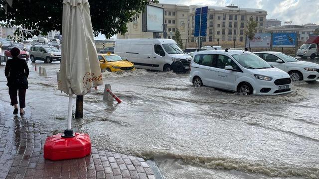 İstanbul'da şiddetli yağış! Yollar göle döndü