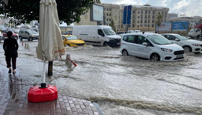 İstanbul'da şiddetli yağış! Yollar göle döndü
