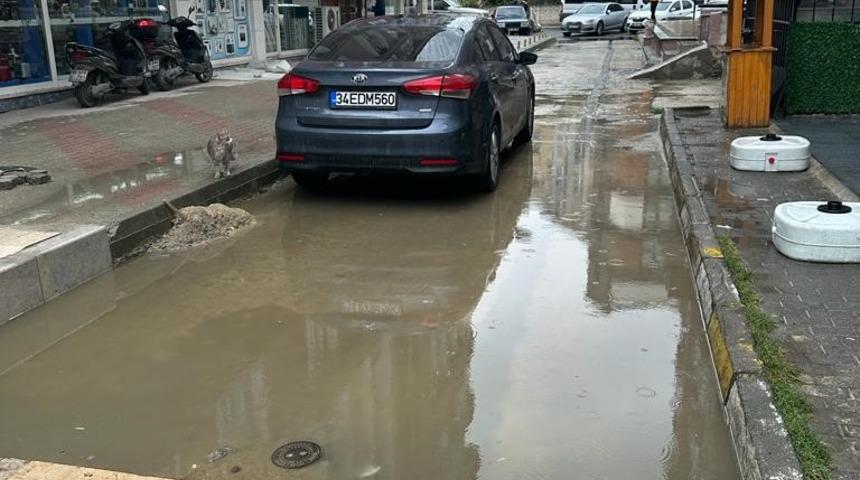 Cadde ve sokakları su bastı