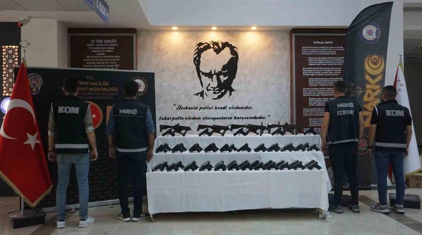 Edirne emniyetinden silah kaçakçılarına operasyon: Tır sürücüsü gözaltına alındı