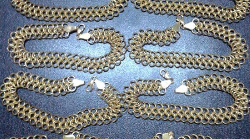 Kuyumcuya sahte altın k&uuml;nye satarken yakalandılar