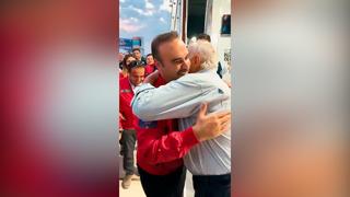 İzmirli vatandaşın Bakan Kacır ile karşılaşması duygusal anlara sahne oldu! O anlar kamerada