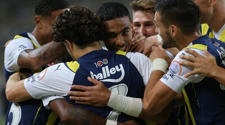 Kadıköy'de gol yağmuru! Fenerbahçe RAMS Başakşehir karşısında 20 dakikada 3 gol bulurken rakibini 4-0 mağlup etti!