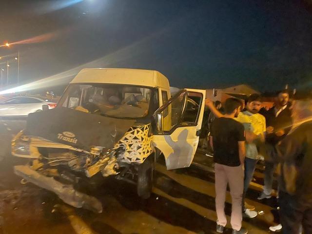 Erzurum’da ticari araç ile minibüsün çarpıştığı kazada 4 kişi yaralandı