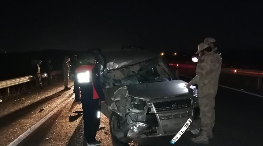 Kars'ta otomobilin traktöre çarptığı kazada 2 kişi yaralandı