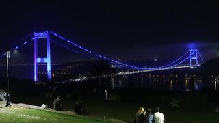 İstanbul'daki iki köprü Dünya Denizcilik Günü için ışıklandırıldı