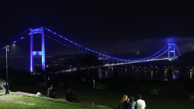 İstanbul'daki iki köprü Dünya Denizcilik Günü için ışıklandırıldı
