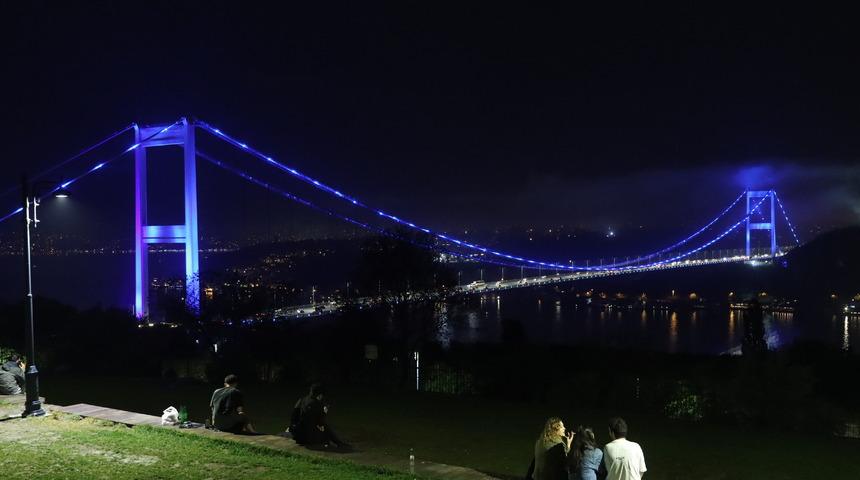 İstanbul'daki iki köprü Dünya Denizcilik Günü için ışıklandırıldı