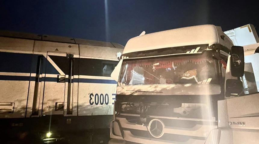 Diyarbakır'da yük treni TIR'a çarptı, 50 koyun öldü!