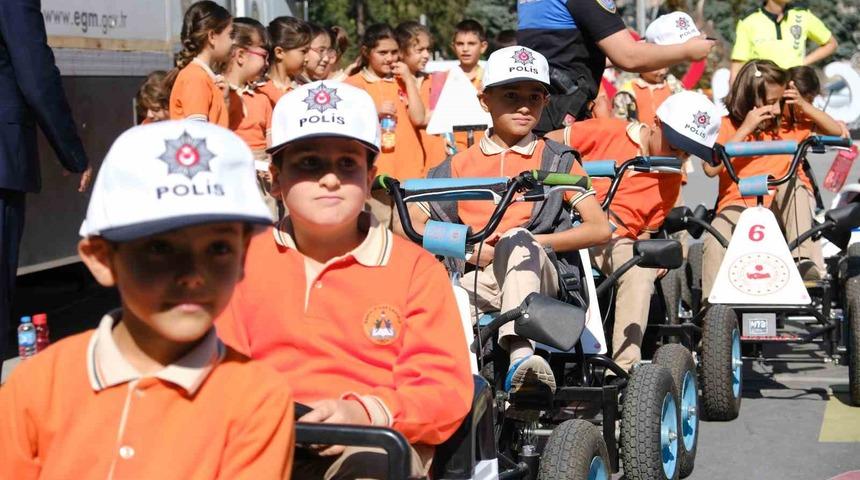 Mobil trafik eğitim tırında emniyet kemerinin önemi simülasyon ile anlatıldı