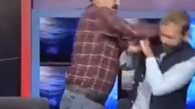 Canlı yayında sinirler bir anda gerildi! Konuklar tekme tokat kavga etti... O anlarda yayın devam etti