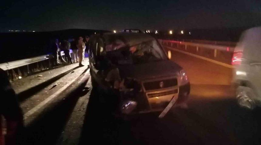 Kars&rsquo;ta otomobil trakt&ouml;re &ccedil;arptı: 2 yaralı