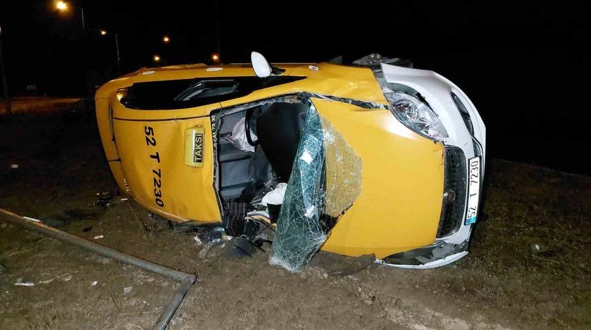 Cenaze d&ouml;n&uuml;ş&uuml; taksi takla attı: 4 yaralı