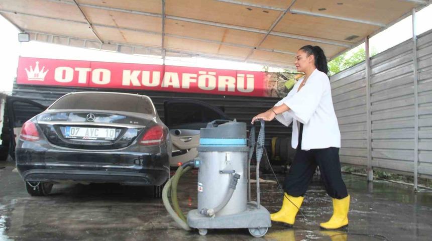 Ojeli tırnaklarıyla oto yıkamacı oldu, hedefi daha çok kadın istihdamı