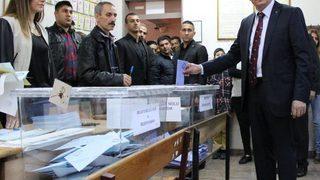 Hatay'da eski bakan Ergin kendisi için oy kullandı