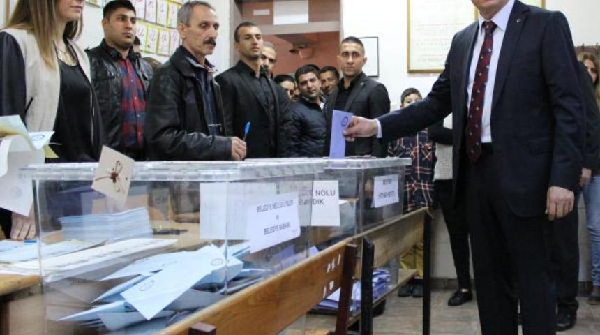 Hatay'da eski bakan Ergin kendisi için oy kullandı