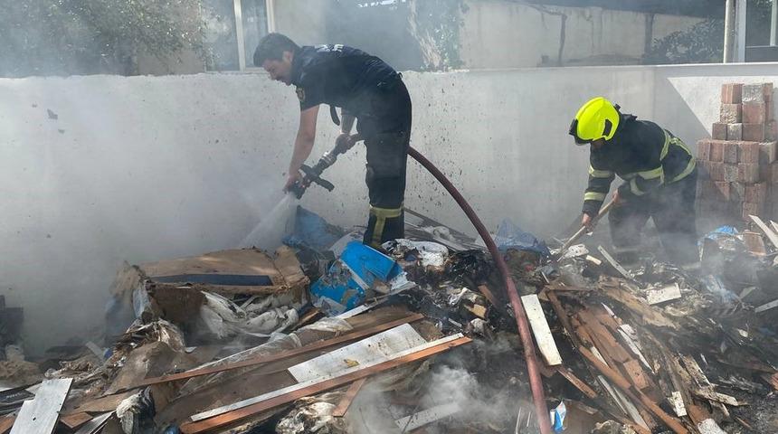 İnşaat halindeki binanın arka bahçesindeki yangın panik yarattı