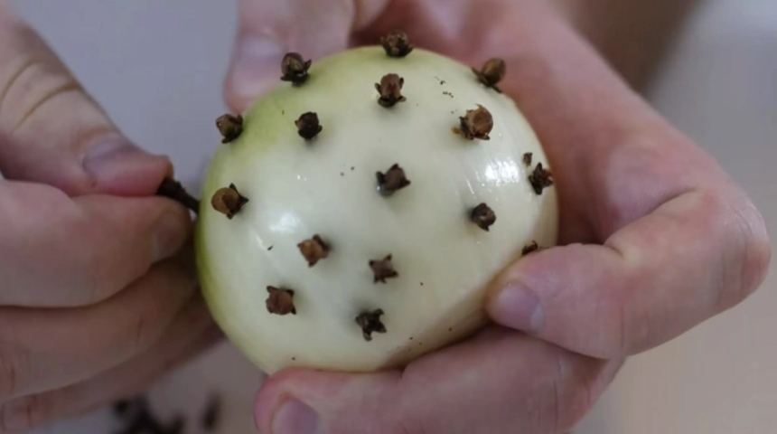 En etkili antibiyotik: Soğana karanfil batırıp başucunuza koyun! Kışın hastalıklardan korunun