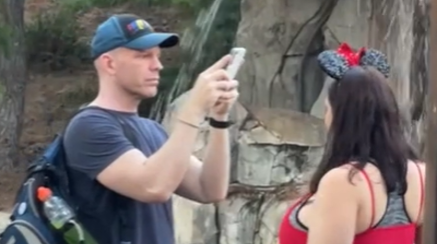 Disneyland'daki göğüs sallama videosu başına bela oldu! Sosyal medyadan eleştiriler peşi sıra geldi... "Sapkınlık gerçekten"