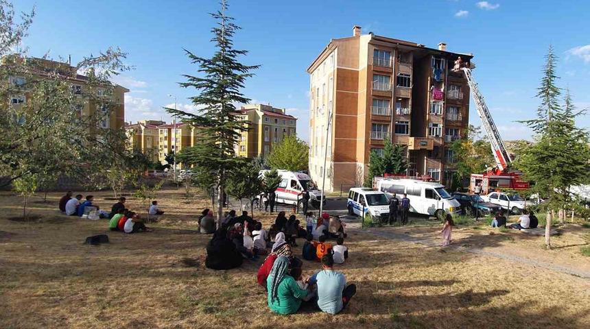 Binadaki yangın paniğe yol açtı! Çevredekiler de yangını film izler gibi izlediler