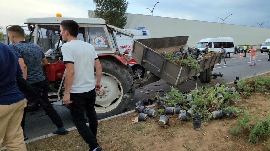 Feci kaza! Cip, traktöre çarptı: 1'i ağır, 6 yaralı