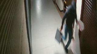 4 dakikada 4 milyonluk soygun! O anlar kamerada... Altınları döke saça kaçtılar