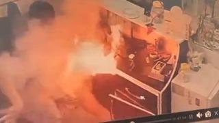 Bir anda neye uğradığını şaşırdı! Cep telefonu bataryası bomba gibi patladı